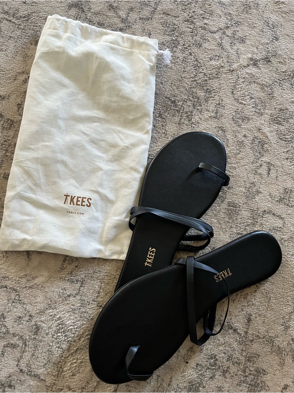 TKEES Black Slim Leather Toe-Ring Sandals